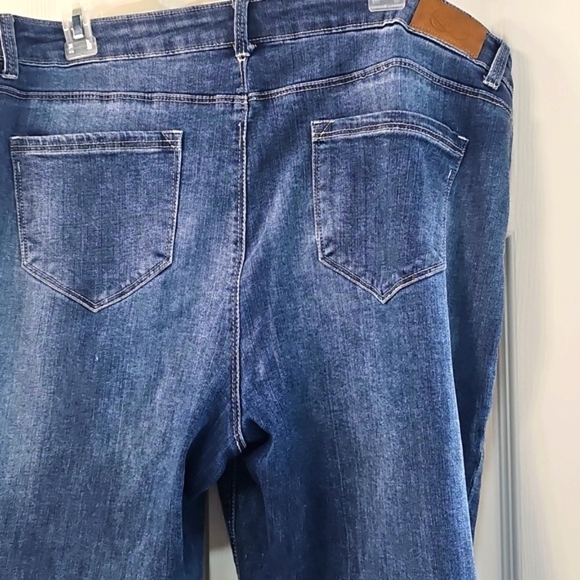 ONE 5 One Unique Design 5 Pocket Button/Zip Distressed Capri Jeans Size 14 EUC - Picture 5 of 14